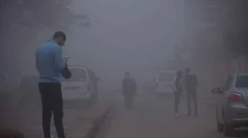 شبورة مائية كثيفة تغلق الطرقات في ذروة حركة المرور وتحذر الأرصاد من خطر الانزلاق